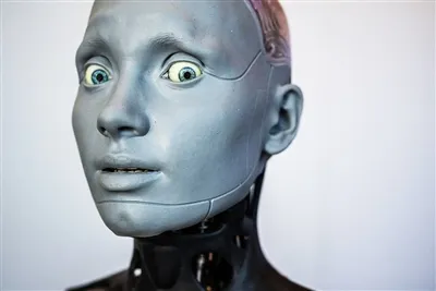 Prva konferencija za novinare koju je vodio robot Povežite se s robotom za do...